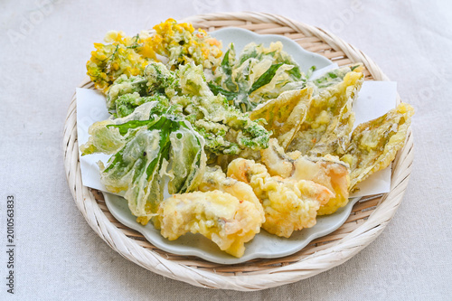 Fotografie 季節の山菜と真鱈の天ぷら盛り合わせ