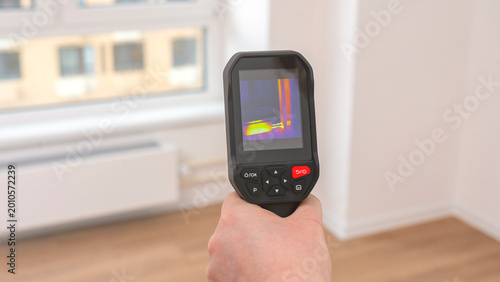 Foto Hand holds a thermal imaging camera