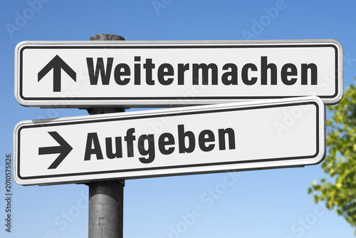 Tableau sur toile Ein symbolisches Wegweiser-Schild, das die gegensätzlichen Entscheidungen „Weitermachen“ und „Aufgeben“ darstellt, (Symbolfoto)
