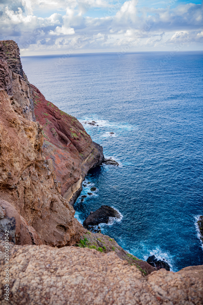 Foto Where the ocean meets the cliffs — Madeira magic