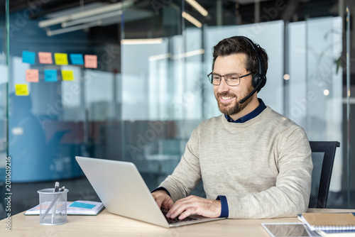 Fotografía Smiling man receiving or providing excellent customer service, wearing a headset