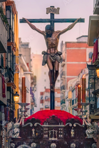 Canvastavla imagen de Cristo crucificado en una procesión de Semana Santa en Huelva, España