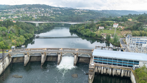 Foto Hydroelectric dam releasing water generating green energy
