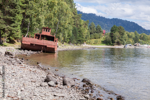 Fotografija Teletskoye lake, coastal landscape with ship wreck
