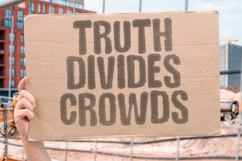 Fotografía "Truth Divides Crowds" Presenting verified facts increasingly triggers hostility rather than agreement