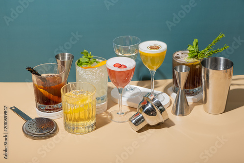 Foto Enjoy time with different drinks and cocktails on a light surface in a relaxed s