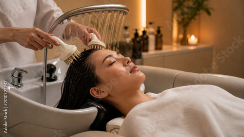 Head Spa treatment in salon, hair and scalp care with water massage, deep cleansing and relaxation in cozy atmosphere.