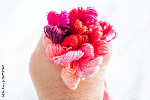 Foto Colorful embroidery floss skeins in vibrant rainbow hues, cascade multicolored f