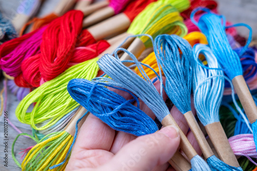 Foto Colorful embroidery floss skeins in vibrant rainbow hues, cascade multicolored f