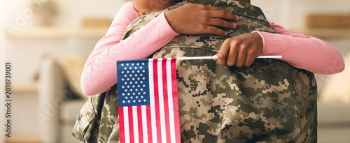Cuadro en lienzo A child hugs a soldier dressed in camouflage