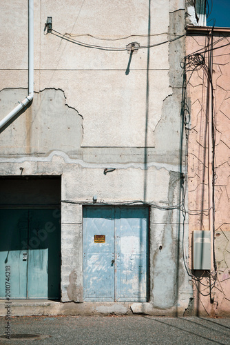 Schilderij op canvas Urban alley with rundown building
