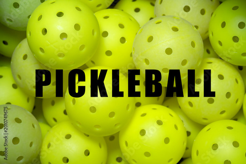Canvastavla Many pickleballs and the word Pickleball