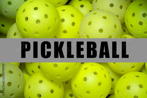 Foto Many pickleballs and the word Pickleball