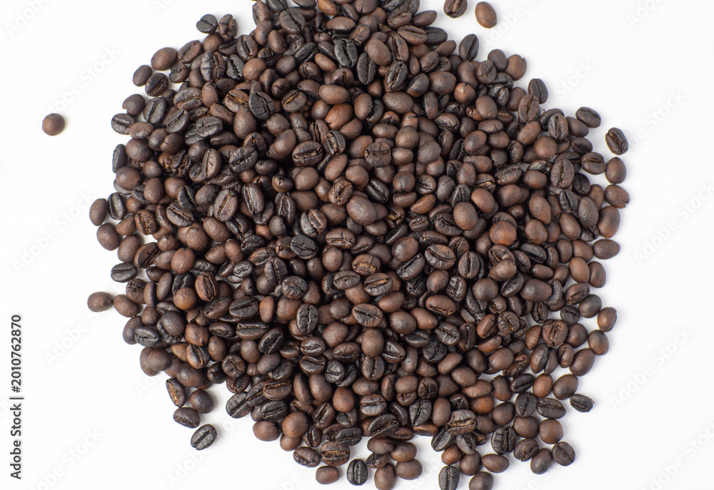 Naklejka premium Roasted coffee beans isolated on white