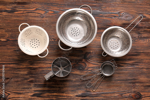 Tableau sur toile Different sieves and colanders on wooden background