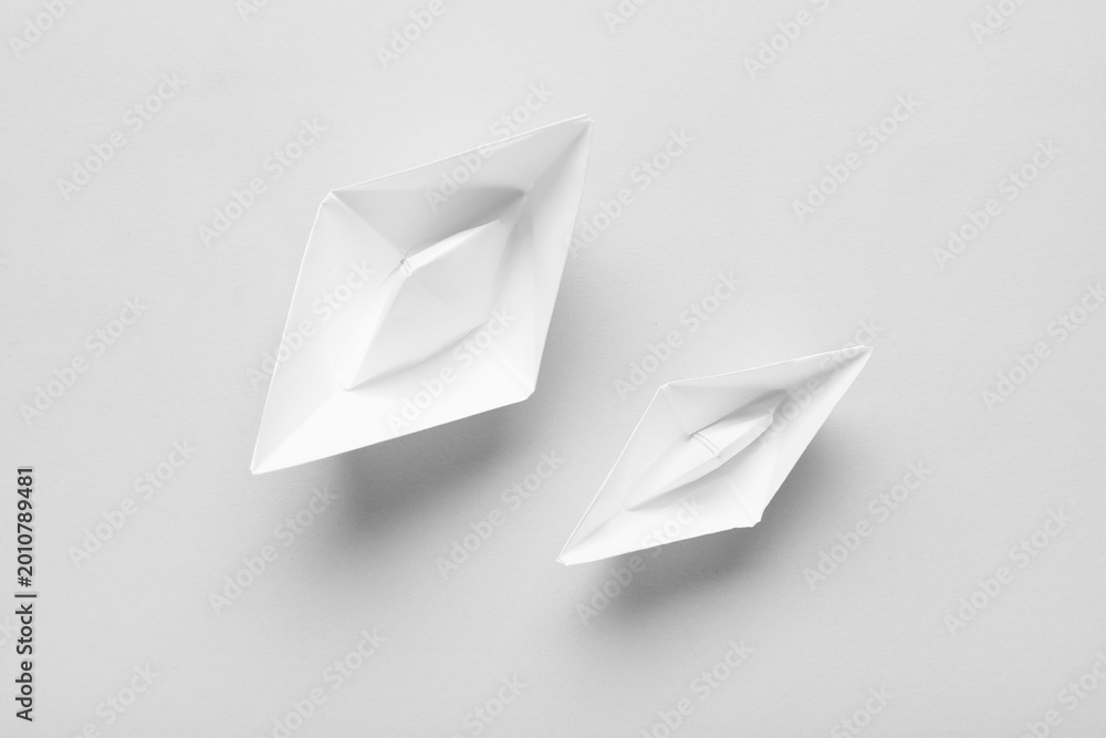 Obraz premium White paper boats on grey background
