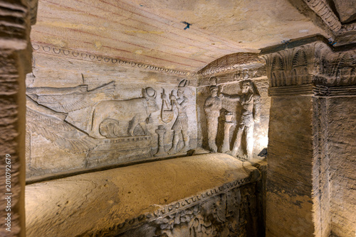 Cuadro en lienzo Stone carvings depicting Egyptian gods dressed as a Roman legionary preparing a mummy alongside traditional Egyptian symbols at the ancient Catacombs of Kom El Shoqafa in Alexandria, Egypt