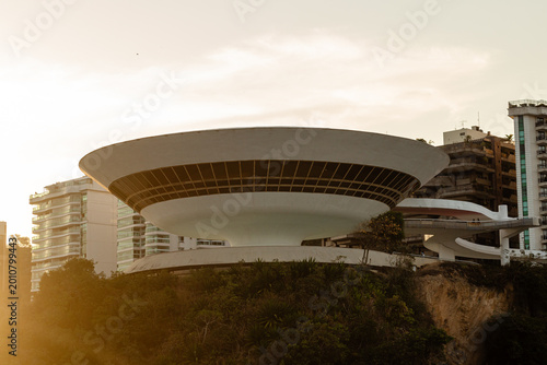 Museu de arte contemporânea MAC ao pôr do sol - Niterói, Rio de Janeiro, Brasil