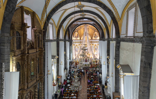 Foto Parish of the divine savior church interior with people attending worship