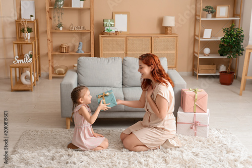 Little girl giving her moth...