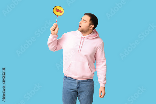 Shocked young man holding s...