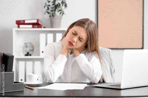 Young businesswoman sufferi...