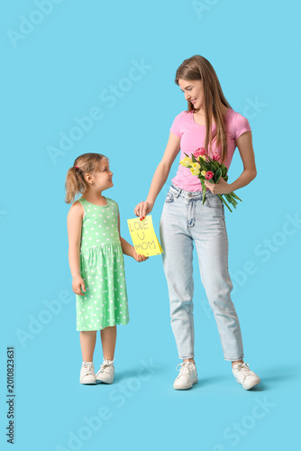 Little girl greeting her mo...