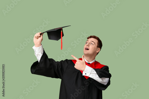 Male graduating student poi...