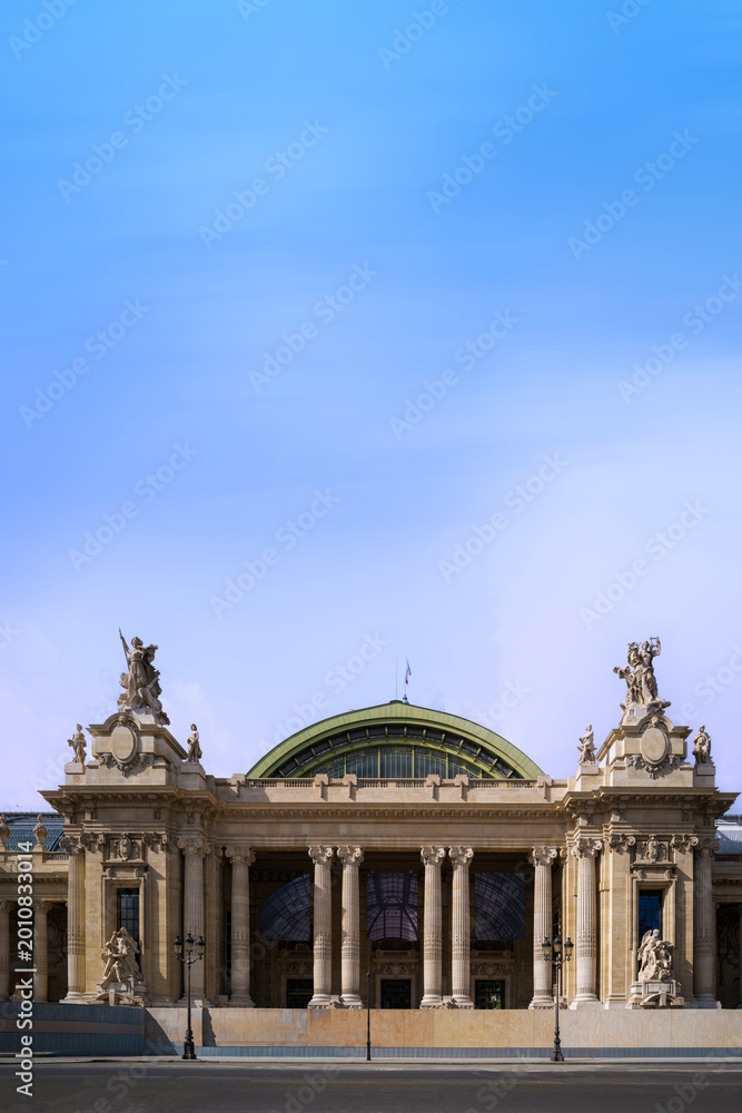 Obraz premium The big blue sky with soft clouds floating in Paris over the historic landmark architecture in France