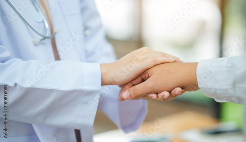 Fotografija doctor hand holding the patient's hand