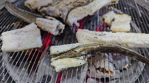 The scene where charcoal grills freshwater eel at a Korean restaurant