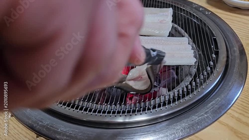 The scene where charcoal grills freshwater eel at a Korean restaurant