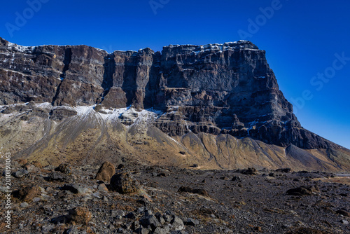 Fotografi Dark, craggy Mountain in Iceland