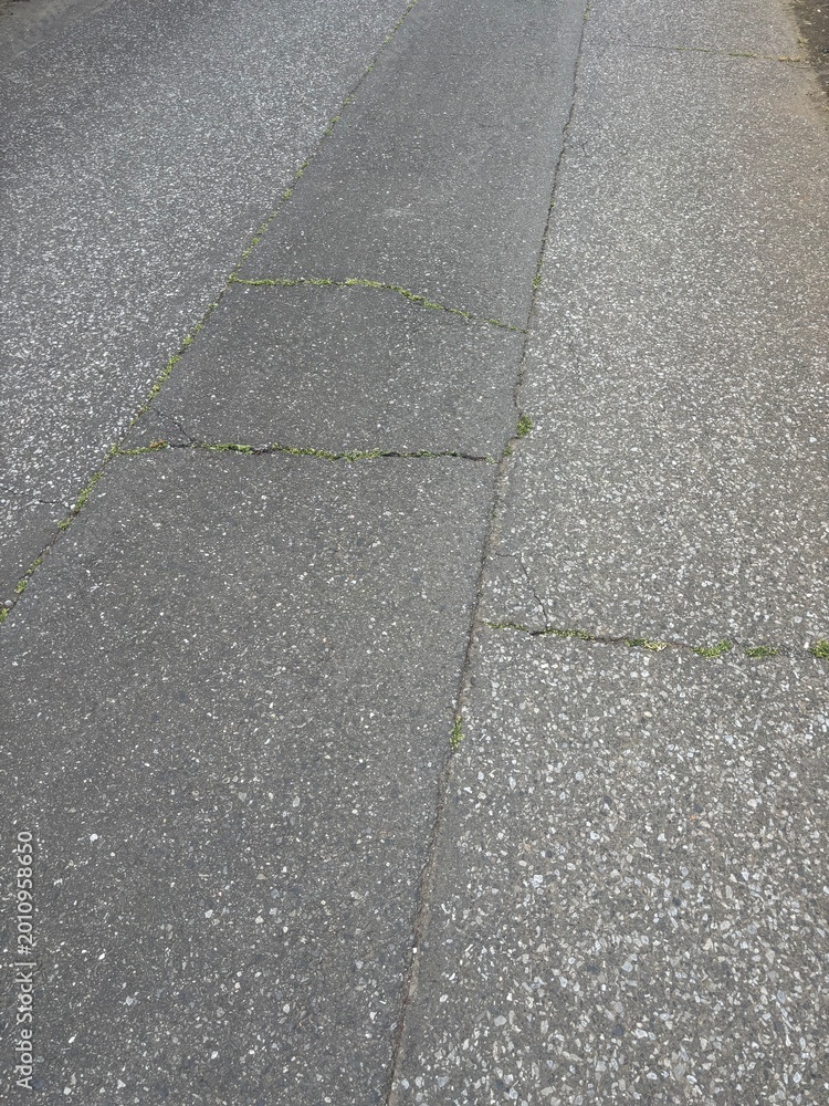 Fototapeta premium 晴れた日の外のコンクリートの道