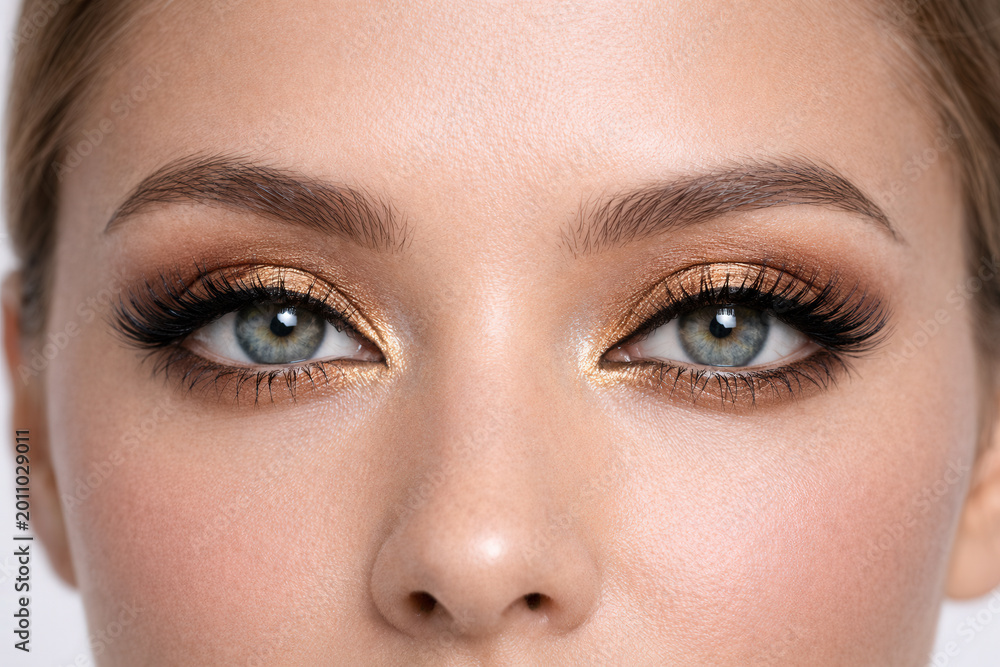 Obraz premium Golden Eye Makeup With Long Lashes And Defined Brows