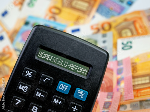 Taschenrechner mit dem Wort Bürgergeld-Reform im Display