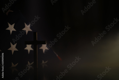 Foto American Flag with Cross in Foggy Atmosphere Reflecting Patriotism and Remembran