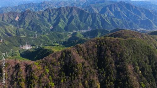 新緑の美しい稜線の空撮