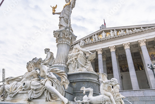 Fotografía Detailed view of marble sculptures at the Pallas Athene Fountain and Austrian Pa