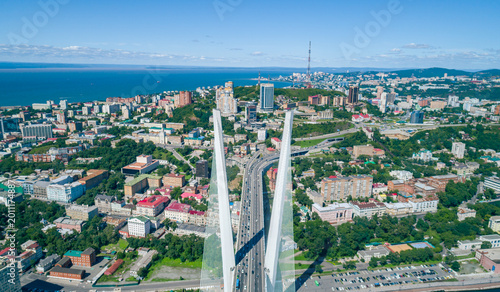Schilderij op canvas Expansive aerial view of Vladivostok city and Golden Bridge crossing Golden Horn