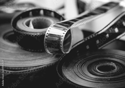 Foto Black and white close-up of vintage photographic film rolls and negatives, symbo