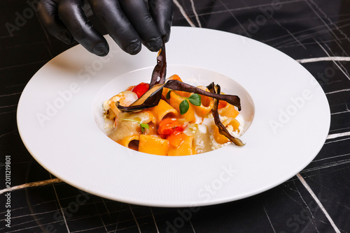 Bild auf Leinwand Piatto di pasta con crema di melanzane, pomodorini freschi e melanzane fritte se