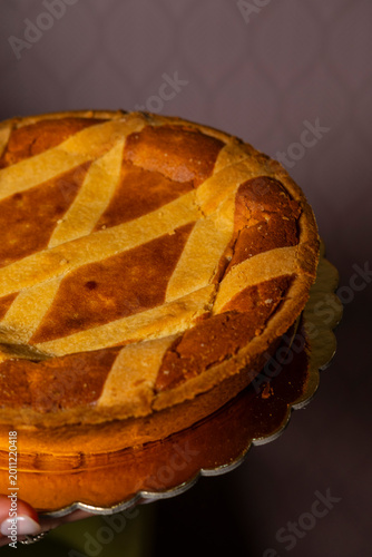 Tableau sur toile Pastiera tradizionale napoletana appena sfornata in una pasticceria