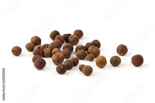 Bild auf Leinwand Allspice berries scattered, isolated on white background
