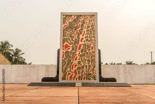 Foto African slaves memorial in Benin town of Ouidah, reminding about tragic history of slave trade and Black history tragedy in West Africa