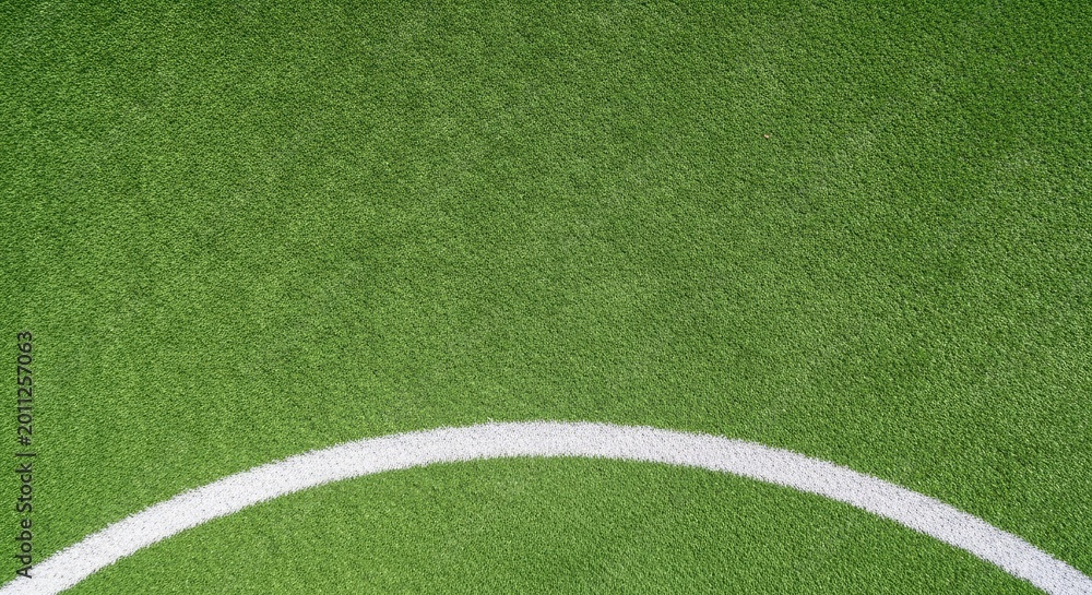 Obraz premium Close-up View of Green Artificial Turf with White Line on Sports Field.