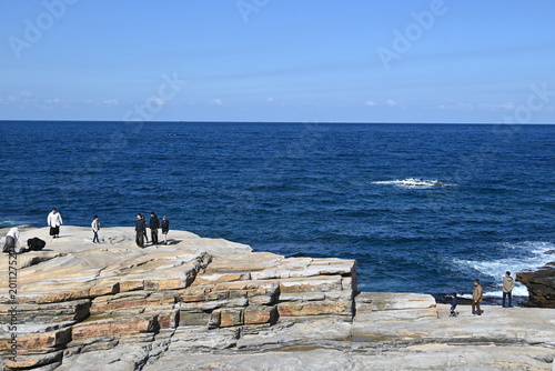Quadro su tela 白浜町・千畳敷の岩盤と青い海 / Rocky terraces and blue ocean at Senjojiki, Shirahama
