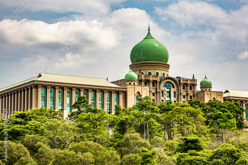 Принти на полотні Perdana Putra Exterior with Green Dome Above Lush Gardens in Putrajaya Malaysia
