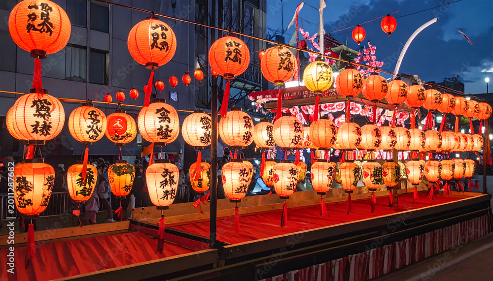 Fototapeta premium Traditional Japanese Lanterns Illuminate a Festive Evening Street Scene.