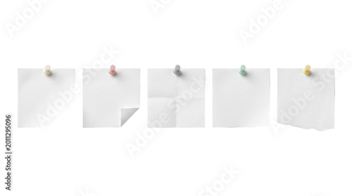Foto A textured white square card pinned with colorful pins